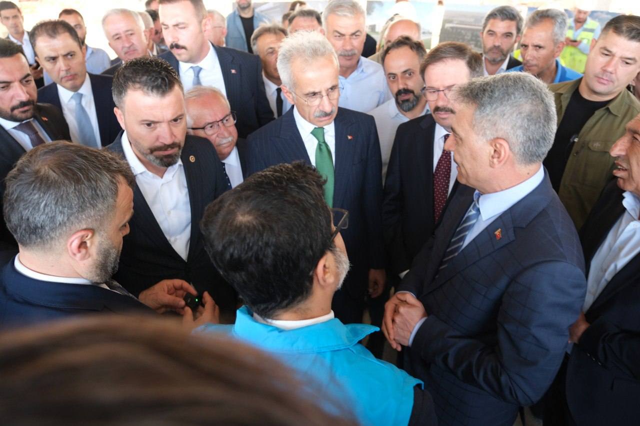 ULAŞTIRMA BAKANI URALOĞLU : PİSTİNİ BİTİRDİĞİMİZ HAVAALANINI EN GEÇ 2026 YILI SONUNDA HİZMETE AÇACAĞIZ"