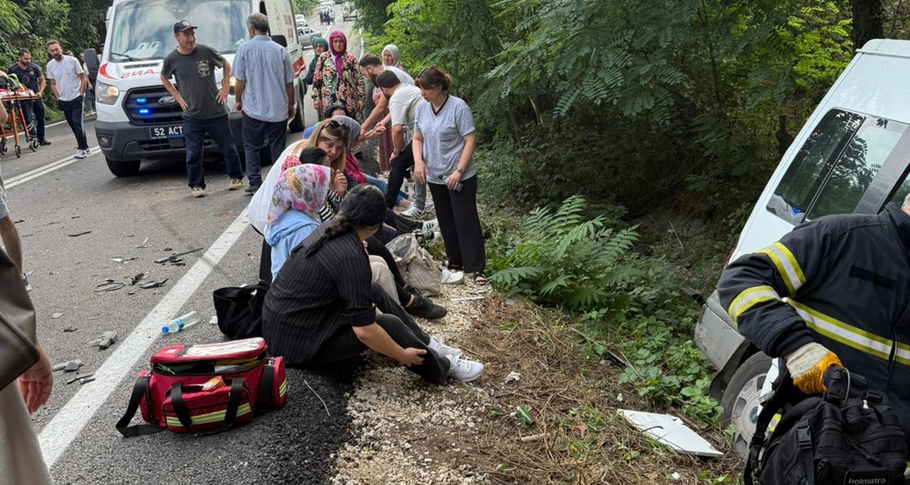 ORDU’DA SERVİS MİNİBÜSÜ KAZA YAPTI: 15 YARALI