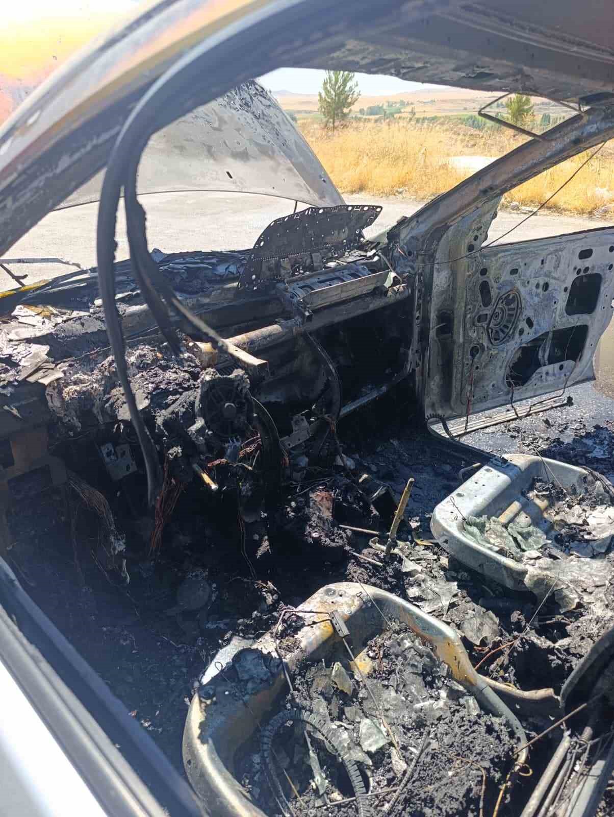 ELEKTRİK AKSAMINDAN YANGIN ÇIKTI, OTOMOBİL KULLANILAMAZ HALE GELDİ