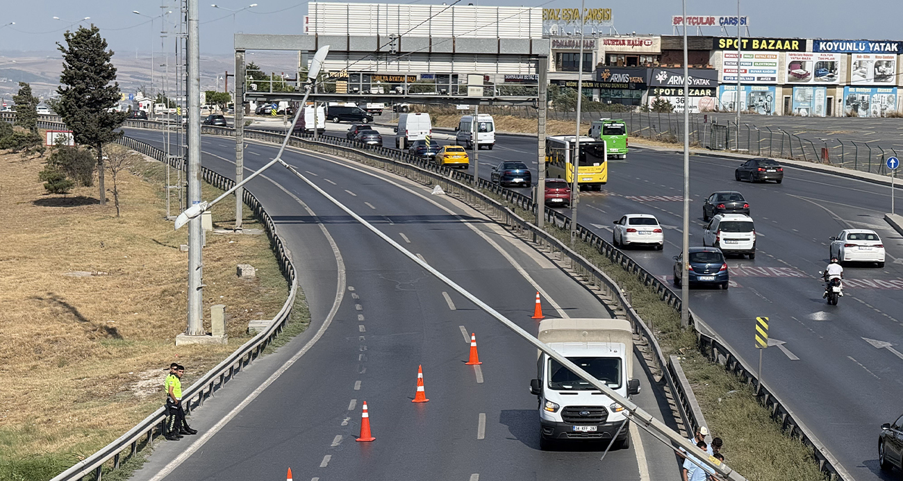 BÜYÜKÇEKMECE’DE ŞİDDETLİ RÜZGARDAN AYDINLATMA DİREĞİ YAN YATTI, E-5 TRAFİĞE KAPATILDI