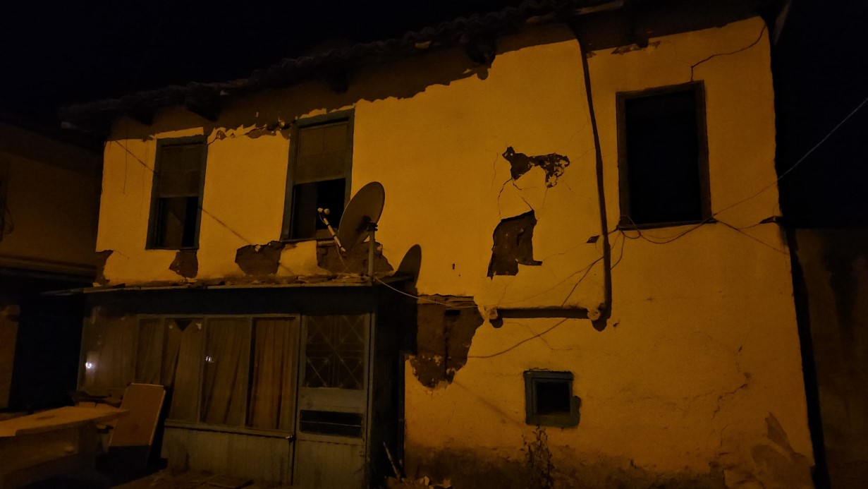 SINDIRGI’DA 4 BÜYÜKLÜĞÜNDE DEPREM