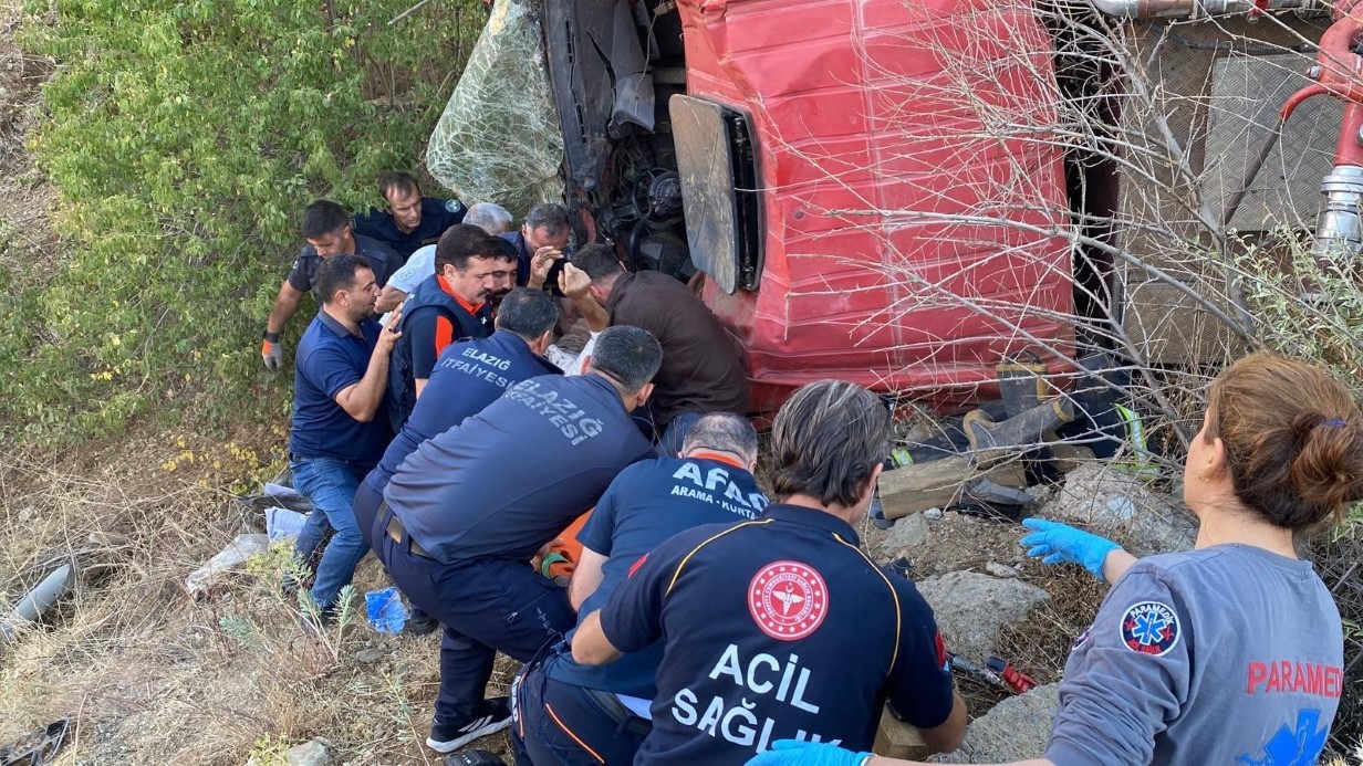 YANGINA GİDEN İTFAİYE ARACI ŞARAMPOLE YUVARLANDI: 2 İTFAİYE ERİ YARALI 
