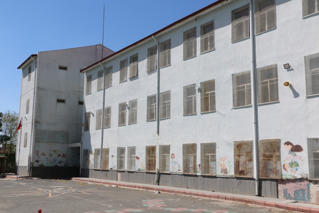OKULUN AĞIR HASARLI OLDUĞU ORTAYA ÇIKTI, EĞİTİMİN BAŞLAMASINA 2 GÜN KALA ÖĞRENCİLER BAŞKA OKULA NAKLEDİLDİ