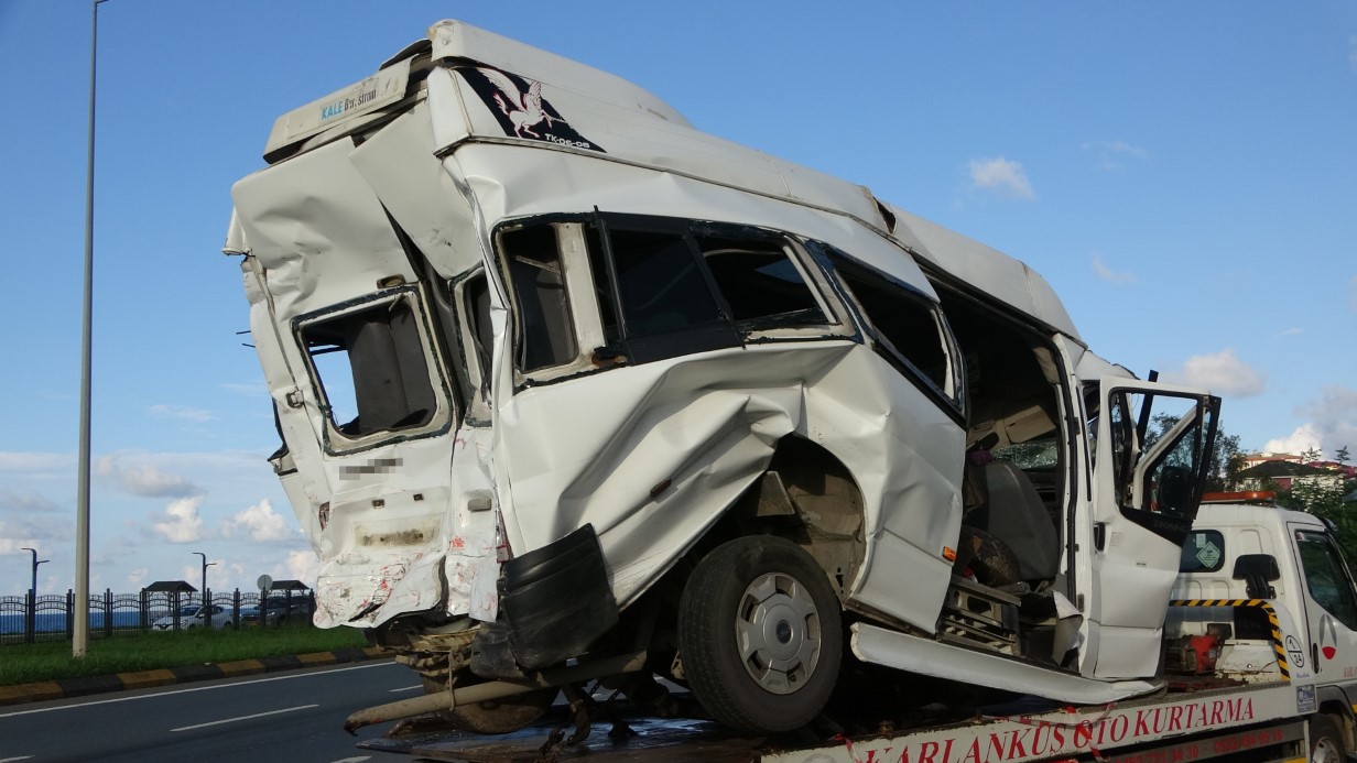 TRABZON’DA TRAFİK KAZASI: 15 YARALI 