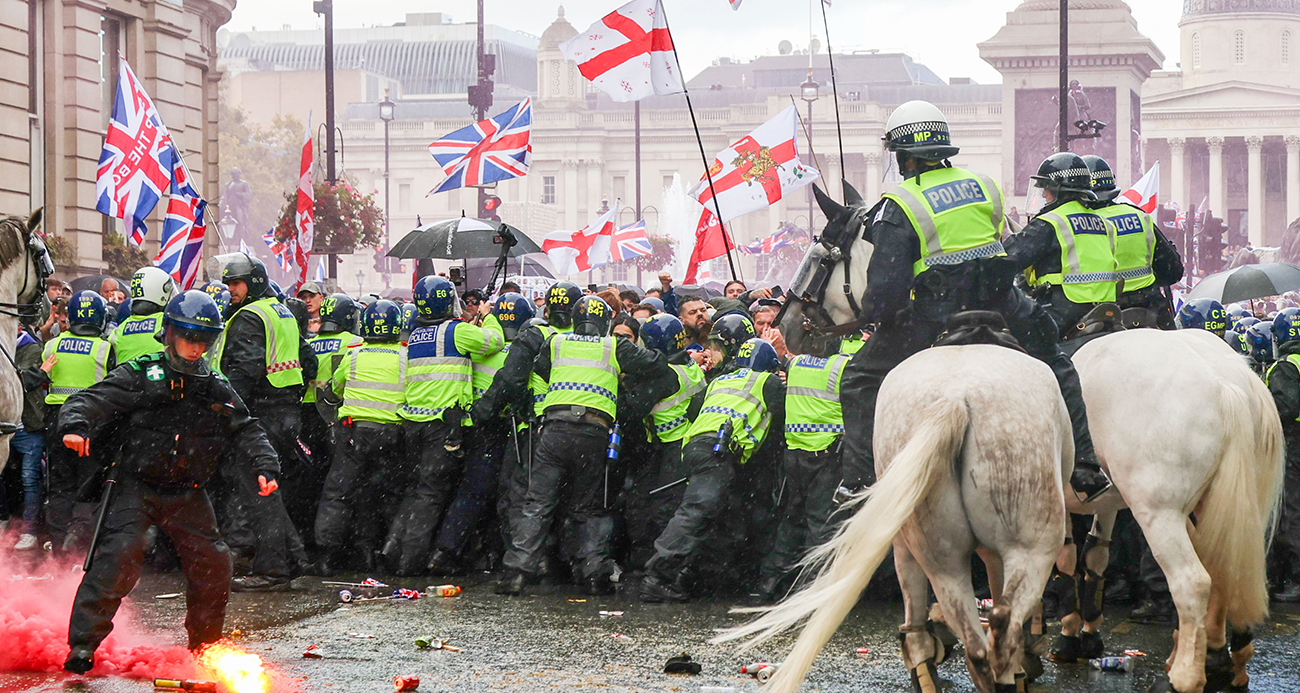 LONDRA'DA 150 BİN KİŞİLİK GÖÇMENLİK KARŞITI "KRALLIĞI BİRLEŞTİR" PROTESTOLARI