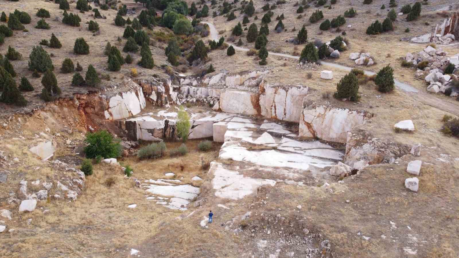 YOZGAT’TA MİLYONLARCA METREKÜP MERMER İŞLETMECİSİNİ BEKLİYOR 