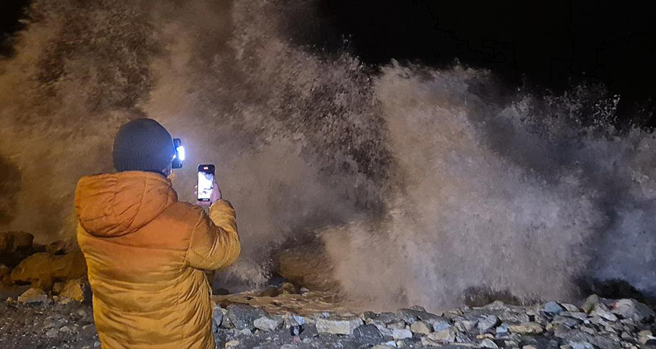 KARADENİZ’DE DALGALARIN BOYU 8 METREYİ AŞTI
