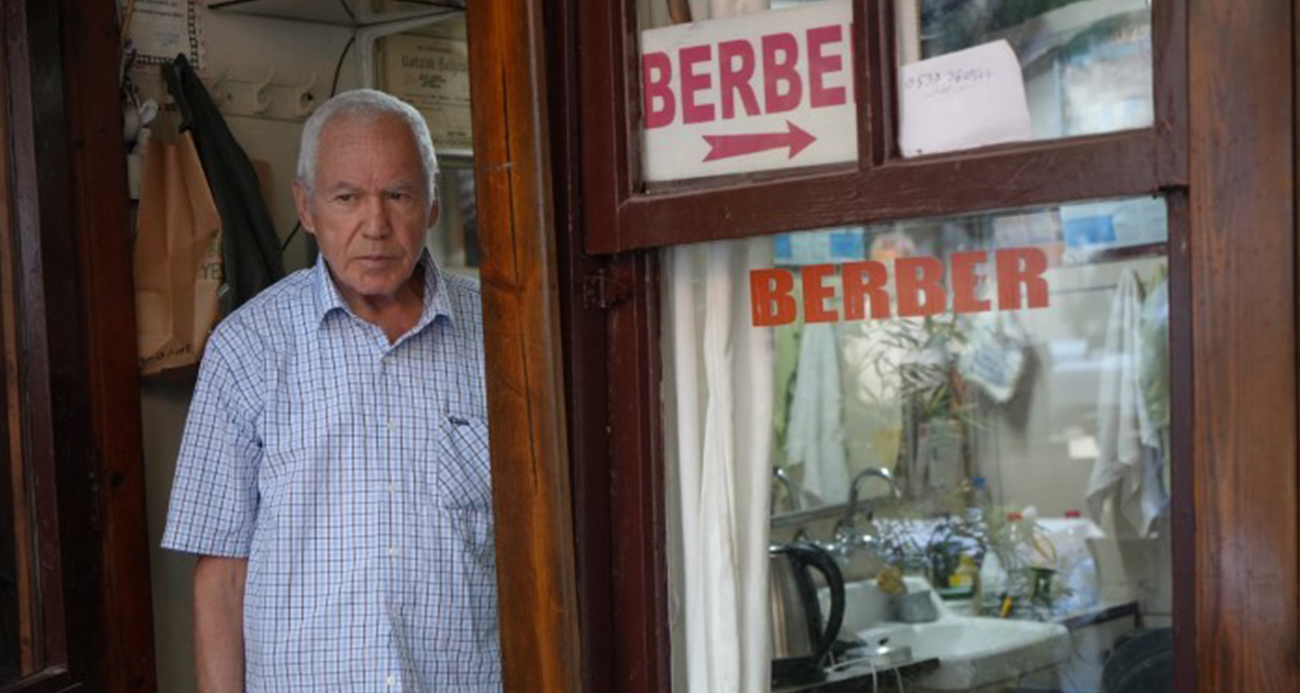 TEK KOLTUKLU DÜKKANDA YARIM ASIRLIK ZANAAT: 45 YILDIR AYNI KULÜBEDE BERBERLİK YAPIYOR 