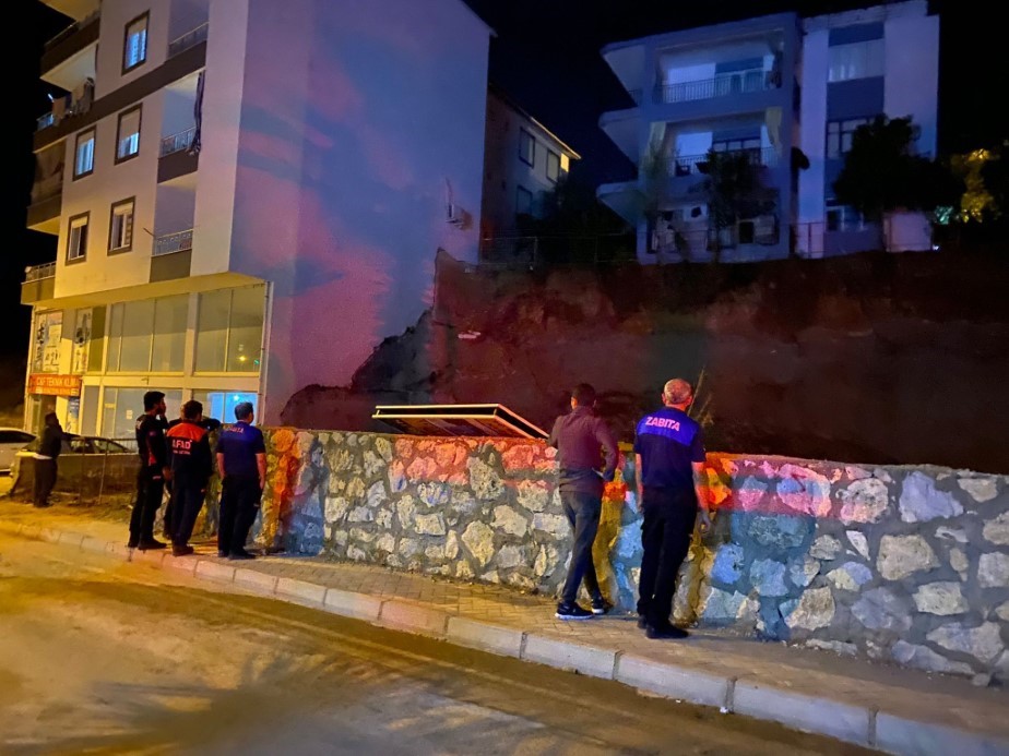 ANTALYA’DA İNŞAAT KAZI ÇALIŞMALARI SIRASINDA TOPRAK KAYMASI: BİR EV TAHLİYE EDİLDİ