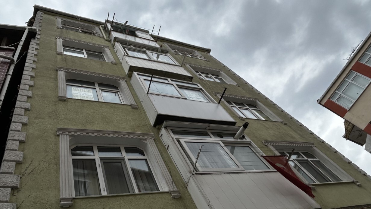 FATİH’TE ŞÜPHELİ ÖLÜM: BİR KADIN 5. KATTAN DÜŞTÜ, HAYATINI KAYBETTİ 