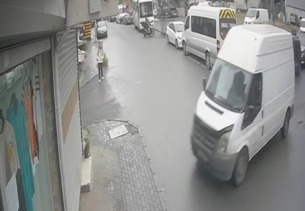 AVCILAR’DA FRENİ BOŞALAN PANELVAN DÜKKANA DALDI: O ANLAR KAMERADA 