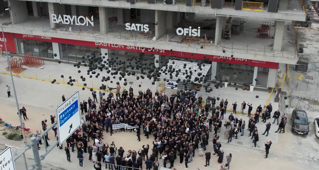 BİNLERCE MAĞDUR GÖKYÜZÜNE SİYAH BALON BIRAKTI