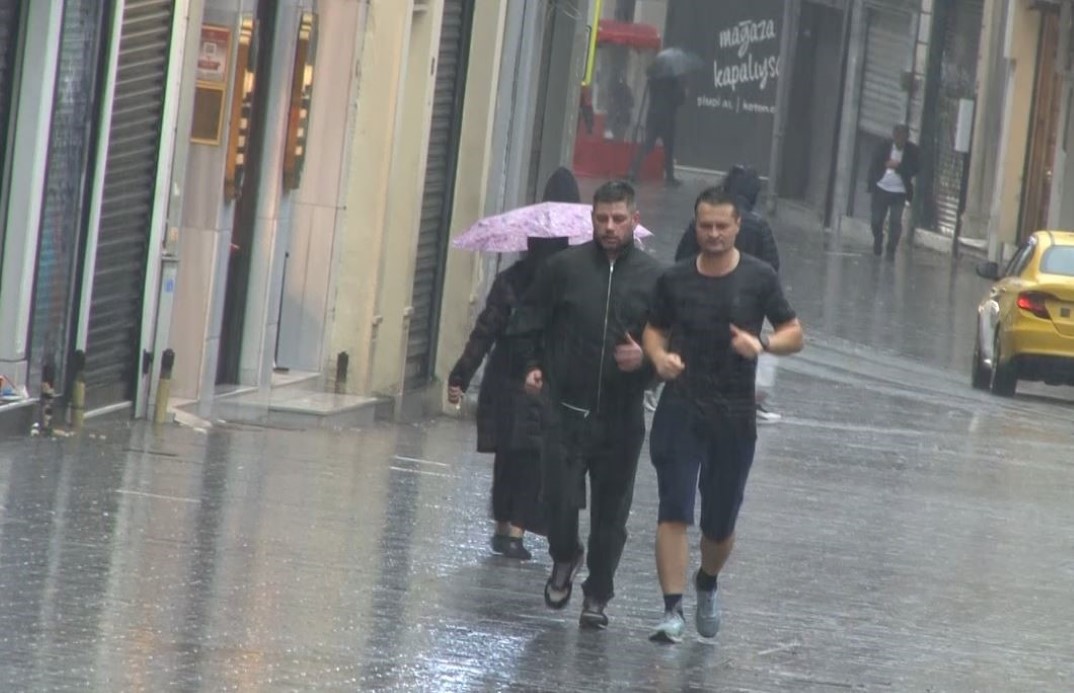 TAKSİM’DE ETKİLİ OLAN SAĞANAK YAĞIŞ VATANDAŞ VE TURİSTLERE ZOR ANLAR YAŞATTI
