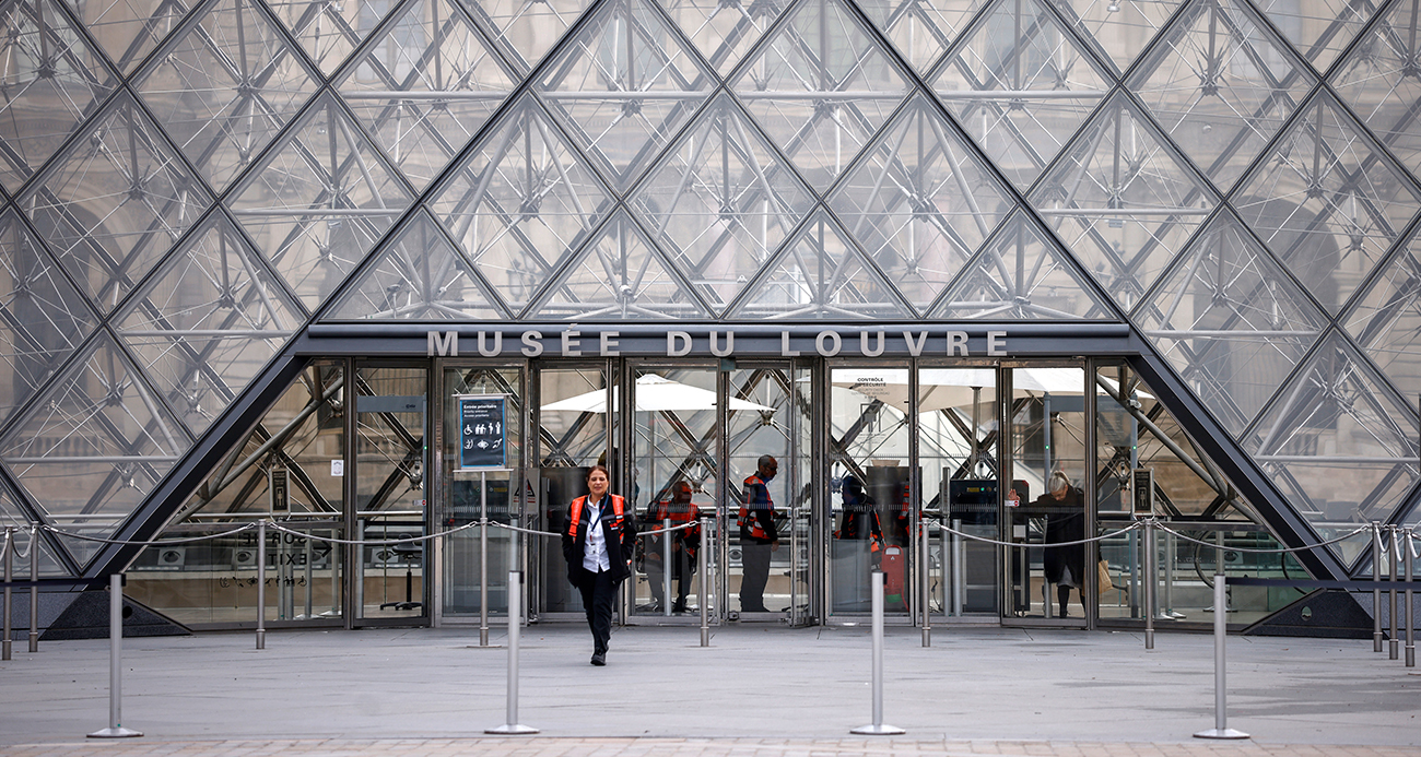 LOUVRE MÜZESİ SOYGUNDAN 3 GÜN SONRA YENİDEN ZİYARETE AÇILDI 