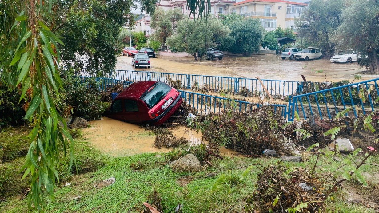 FOÇA’DA YOĞUN YAĞIŞ SELE YOL AÇTI: 1 KİŞİ KAYIP