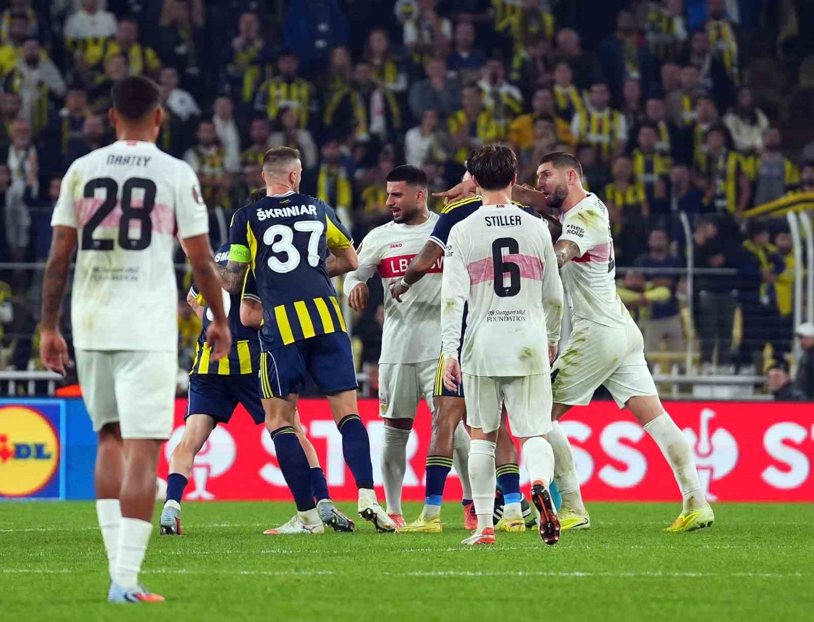 FENERBAHÇE- STUTTGART MAÇINDA SON DÜDÜK ÇALDI, ORTALIK KARIŞTI