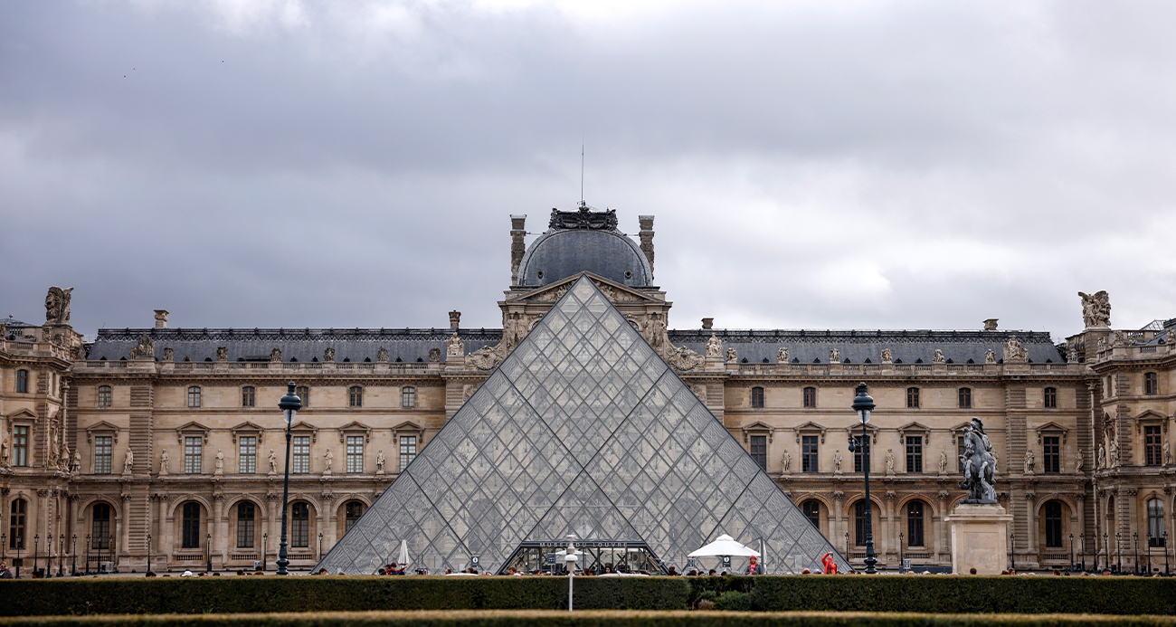 LOUVRE MÜZESİ'NDEKİ DEĞERLİ MÜCEVHERLERİN FRANSA MERKEZ BANKASI'NA TAŞINDIĞI İDDİASI