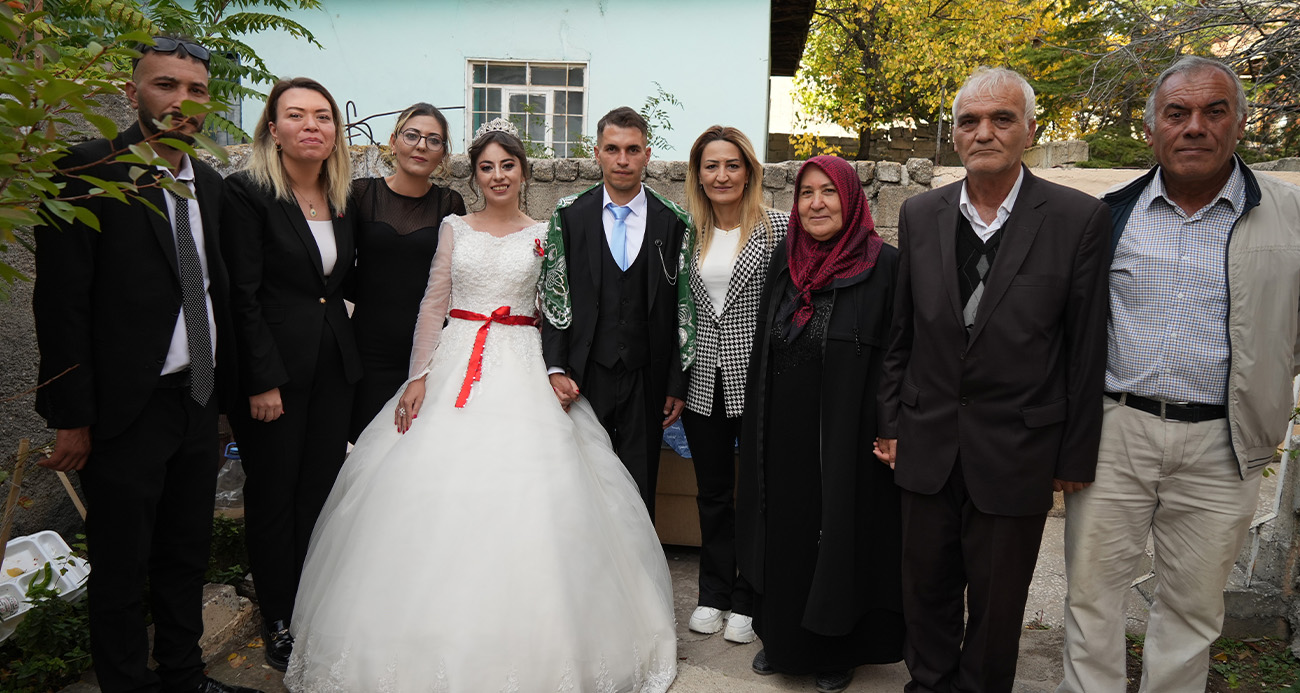 HACCA GİDEMEYEN YAŞLI ÇİFT BİRİKİMLERİYLE GENÇLERİN DÜĞÜN HAYALİNİ GERÇEĞE DÖNÜŞTÜRDÜ 