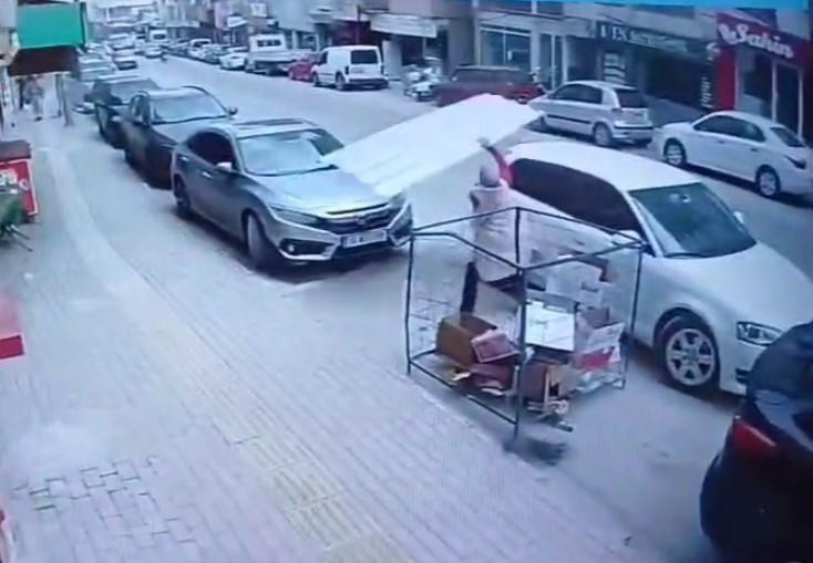 LODOSTA ÜZERİNE UÇAN ÇATIDAN SON BİR HAMLE İLE KURTULAN KADIN FACİANIN EŞİĞİNDEN DÖNDÜ