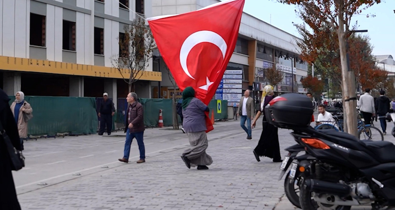 DÜZCELİLER TÜRK BAYRAĞINI YERE DÜŞÜRMEDİ