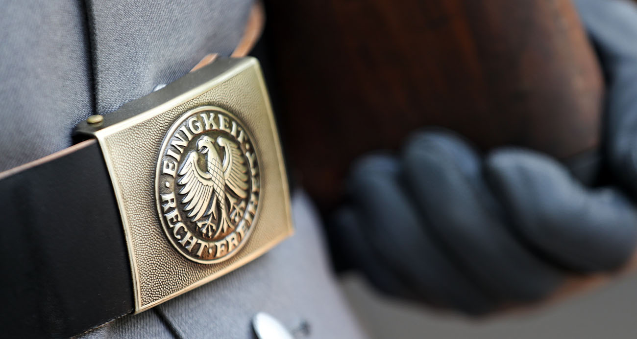 ALMANYA SAVUNMA BAKANLIĞI, SİVİLLERE KİRALADIĞI 200 TESİSİ GERİ ALIYOR