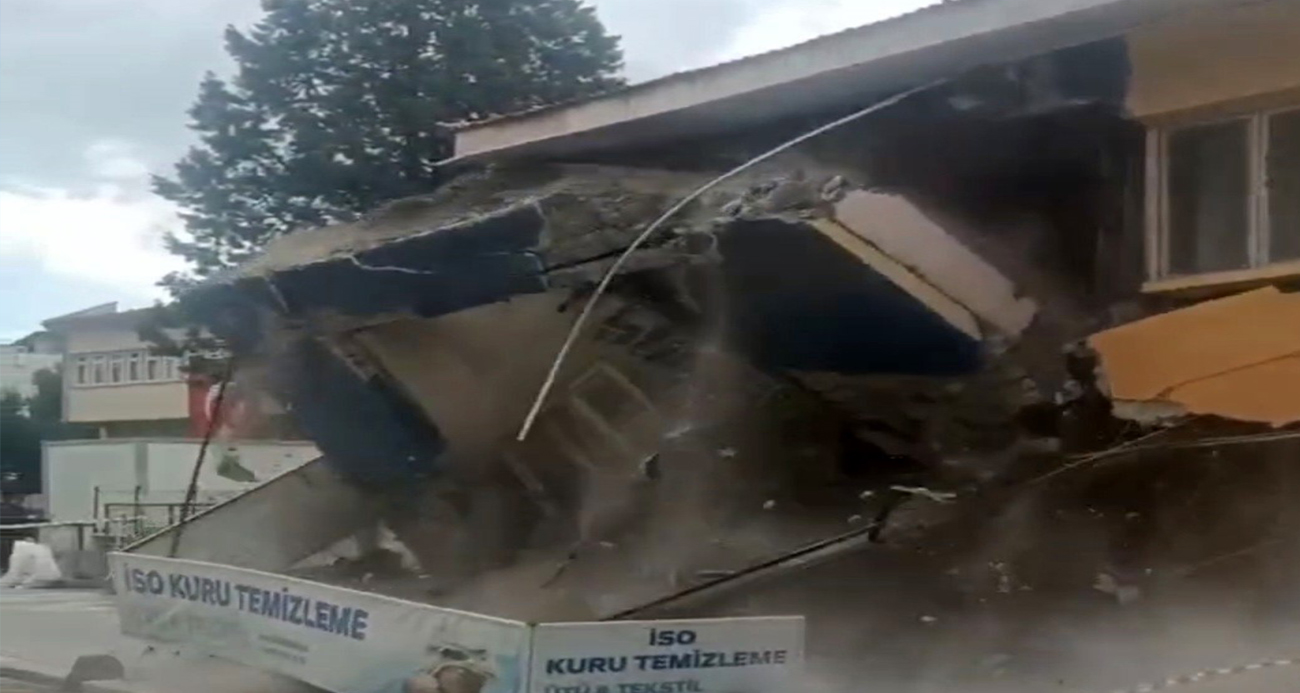 SINDIRGI’DA DEPREMDE HASAR GÖREN BİNA KENDİLİĞİNDEN YIKILDI