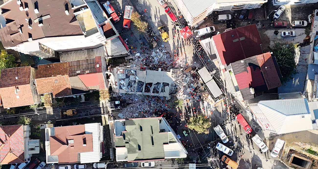 GEBZE’DE ÇÖKEN BİNA HAVADAN GÖRÜNTÜLENDİ