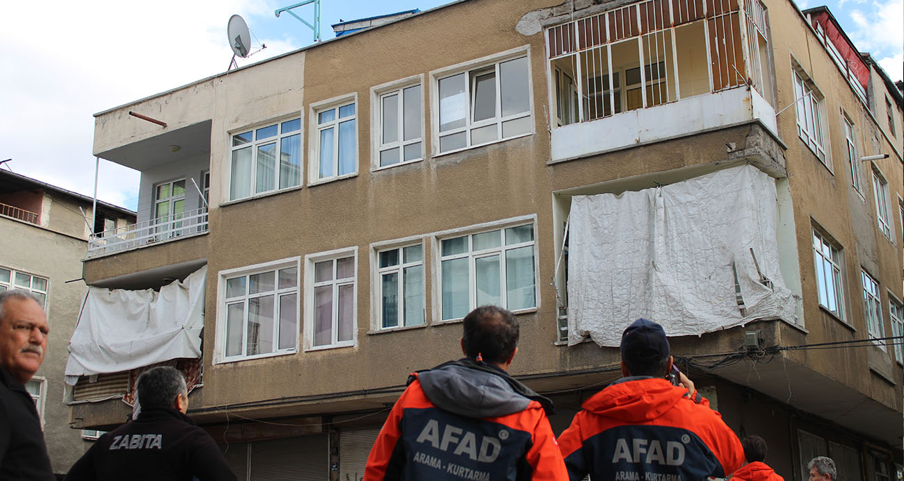 KAYSERİ’DE 3 KATLI BİNA YIKILMA TEHLİKESİ NEDENİYLE BOŞALTILDI