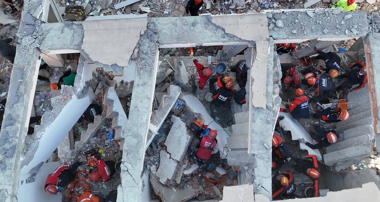 GEBZE’DE ÇÖKEN BİNADAKİ KURTARMA ÇALIŞMALARI 11. SAATİNDE HAVADAN GÖRÜNTÜLENDİ