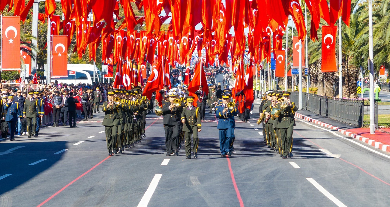 CUMHURİYET’İN 102. YIL DÖNÜMÜ VATAN CADDESİ’NDE COŞKUYLA KUTLANDI 