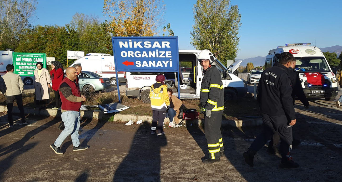 TOKAT’TA İKİ İŞÇİ SERVİSİ ÇARPIŞTI: 10 YARALI