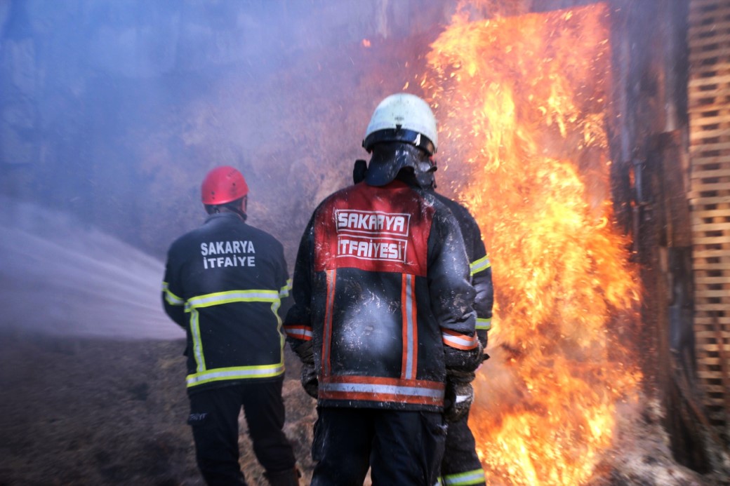 SAKARYA’DA AHŞAP ATÖLYESİNDE KORKUTAN YANGIN