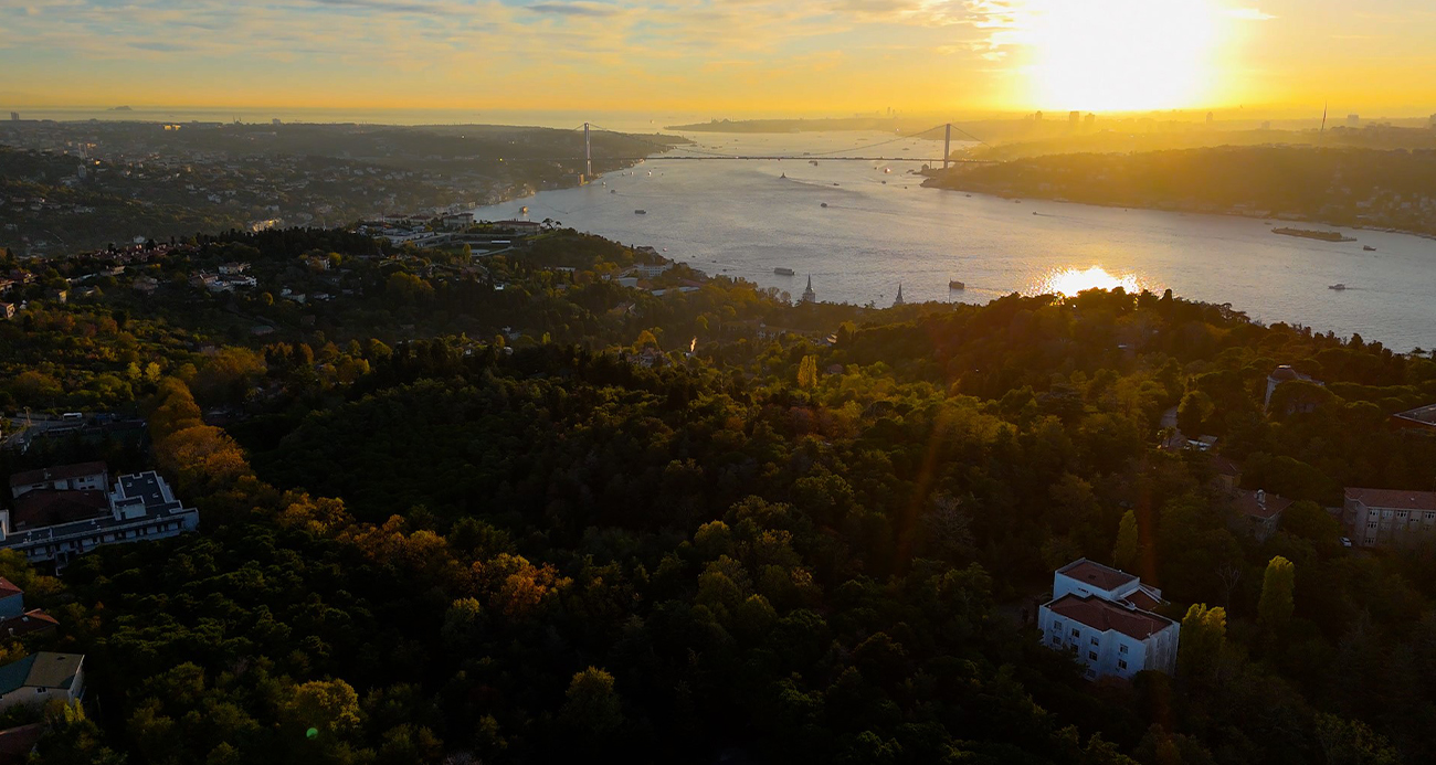 İSTANBUL BOĞAZI’NDA GÜN BATIMINDA MEST EDEN SONBAHAR MANZARASI