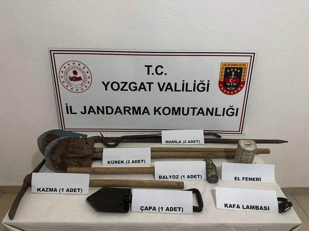 YOZGAT’TA KAÇAK KAZI YAPAN BABA OĞULA SUÇÜSTÜ YAKALANDI