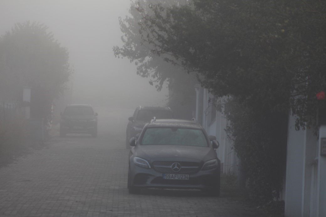 TEKİRDAĞ’DA YOĞUN SİS ETKİLİ OLDU: KENT ADETA SİSİN İÇİNDE KAYBOLDU