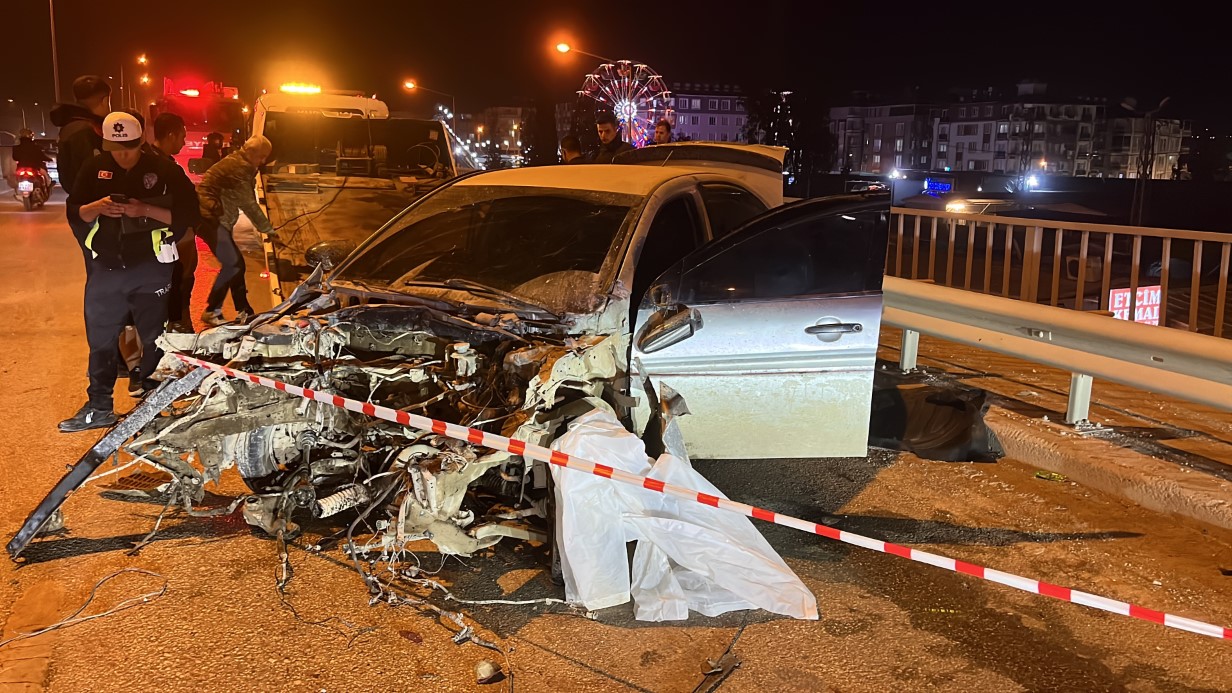 KAZADA MOTORU YERİNDEN FIRLAYAN OTOMOBİLİN SÜRÜCÜSÜ AĞIR YARALANDI