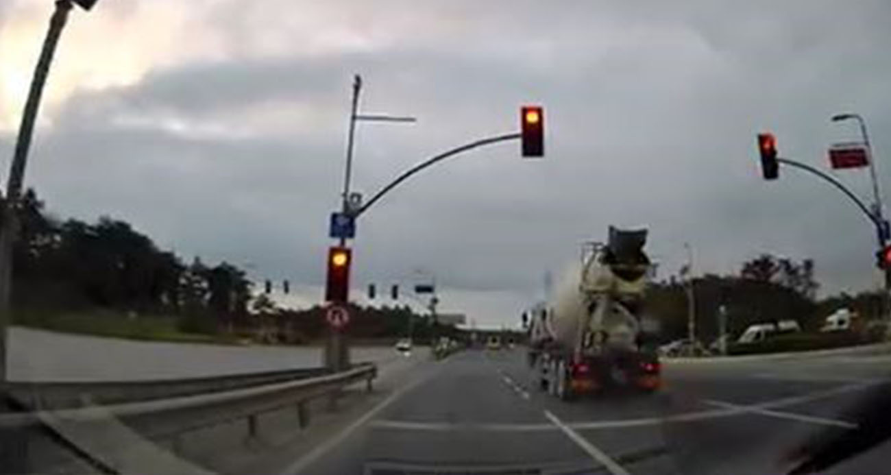 ARNAVUTKÖY’DE KIRMIZI IŞIK İHLALİ FACİAYA DAVETİYE ÇIKARDI 