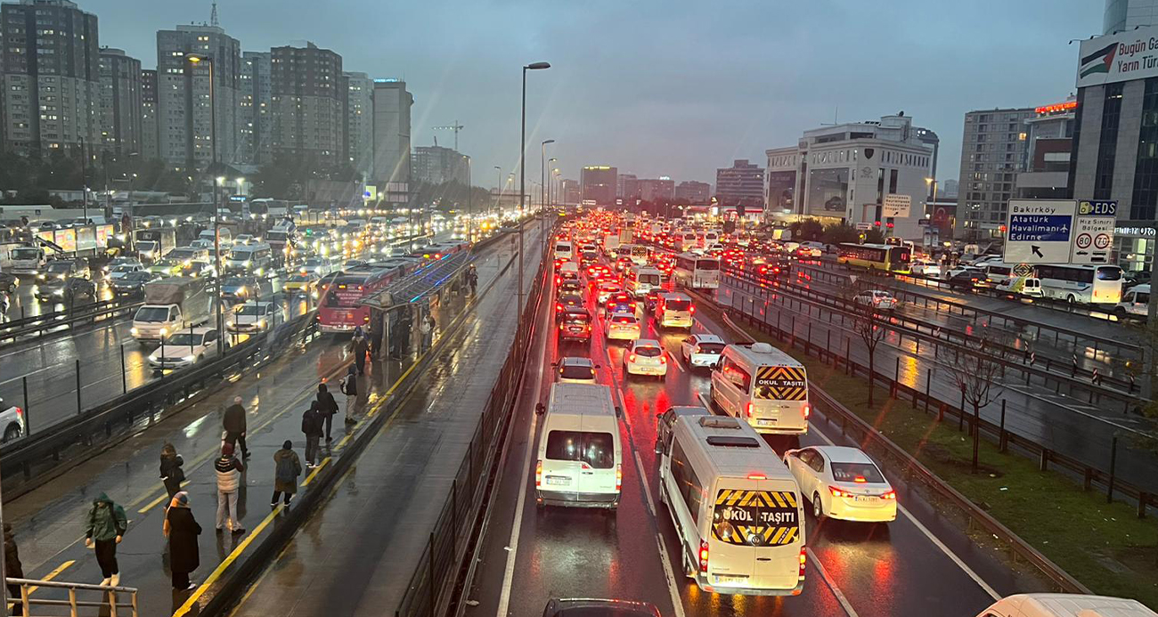İSTANBUL’DA YAĞIŞLA BİRLİKTE TRAFİK YOĞUNLUĞU YÜZDE 90’A ULAŞTI 