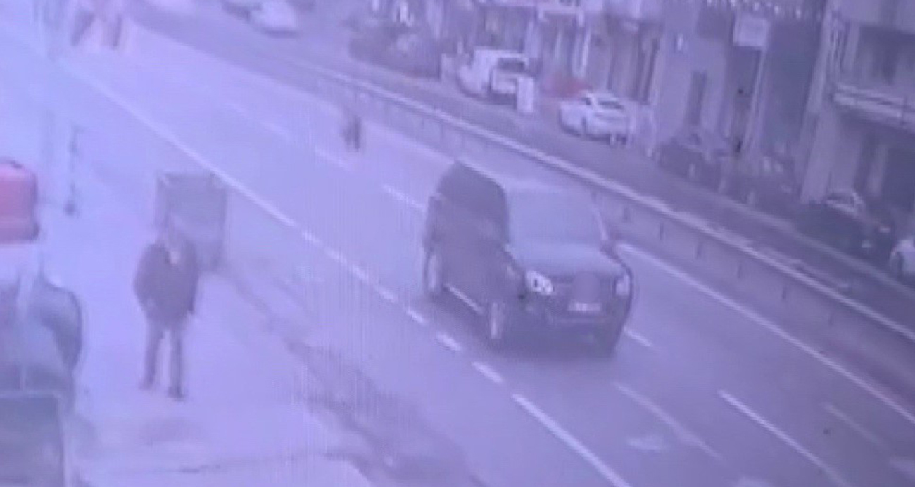 ÜMRANİYE’DE İLGİNÇ KAZA KAMERADA: SÜRÜCÜSÜZ MOTOSİKLETİN ÇARPMASINDAN KIL PAYI KURTULDU