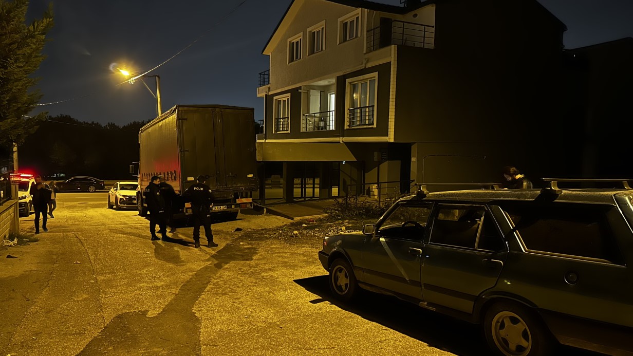 PARK YERİ YÜZÜNDEN TARTIŞTIĞI KOMŞUSUNU SİLAHLA VURARAK AĞIR YARALADI