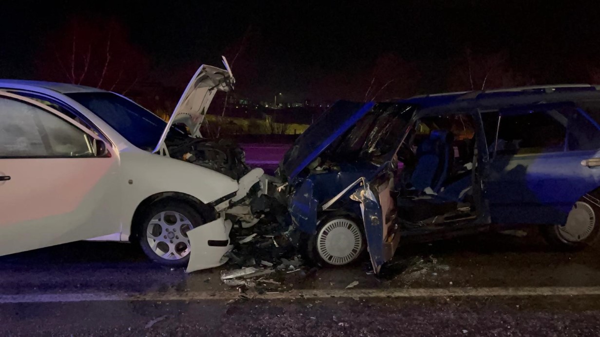 ESKİŞEHİR-AFYONKARAHİSAR KARAYOLUNDA İKİ ARAÇ KAFA KAFAYA ÇARPIŞT: 3’Ü ÇOCUK 9 YARALI