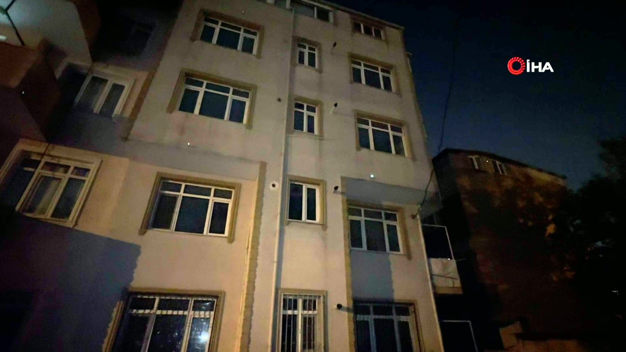 GEBZE’DE ÇATLAK VE KAYMA TESPİT EDİLEN 2 KATLI BİNA TAHLİYE EDİLDİ
