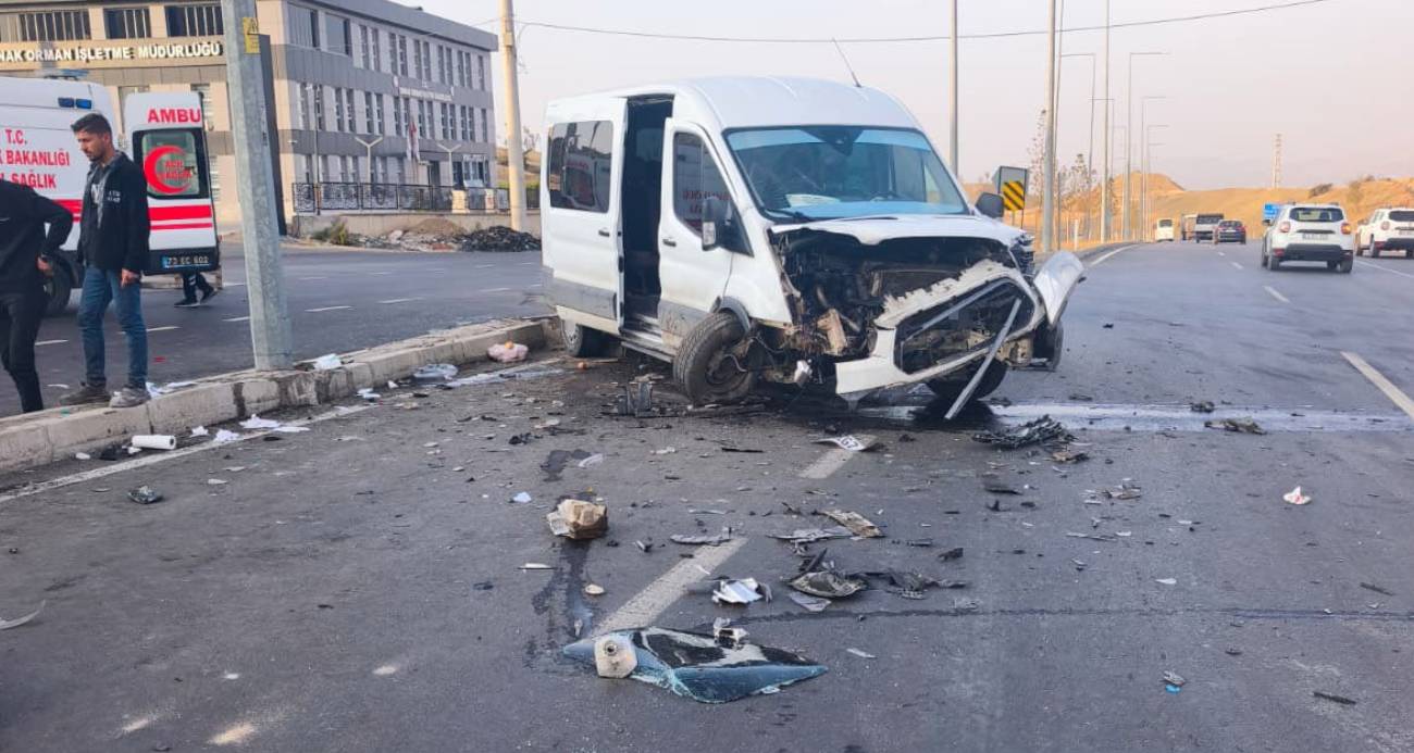 ŞIRNAK’TA MİNİBÜSÜ İLE HAFİF TİCARİ ARAÇ ÇARPIŞTI: 19 YARALI