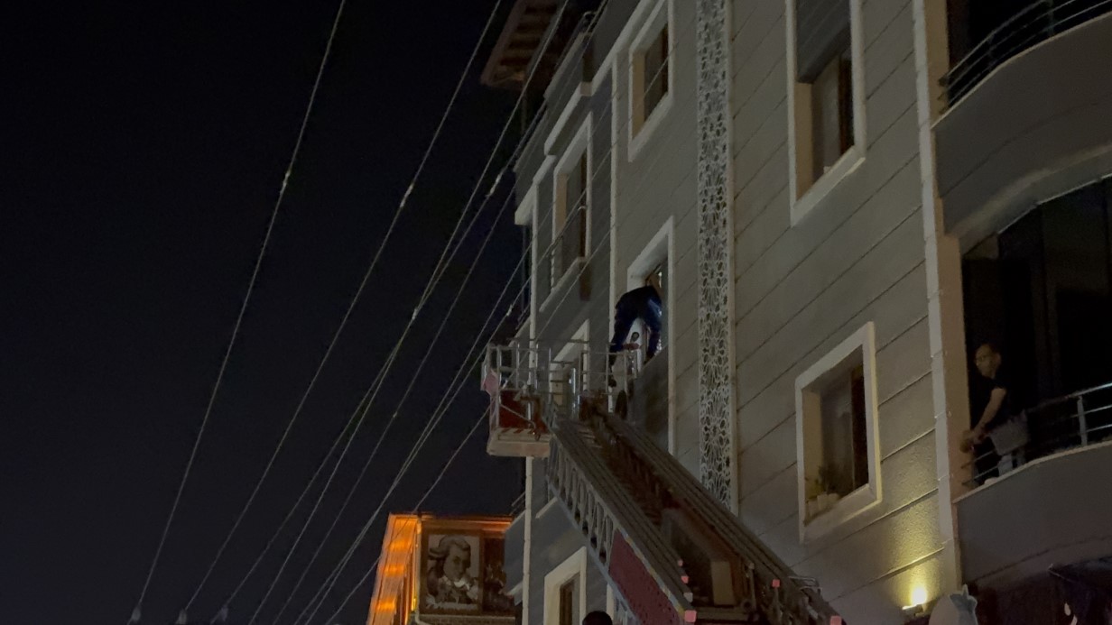 KAPININ KAPANMASIYLA EVDE MAHSUR KALAN BEBEK İÇİN İTFAİYE EKİPLERİ ZAMANLA YARIŞTI