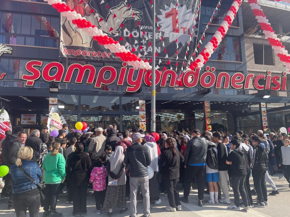 ANKARA’DA 1 LİRAYA SATILAN TAVUK DÖNER VE AYRANA VATANDAŞLARDAN YOĞUN İLGİ 