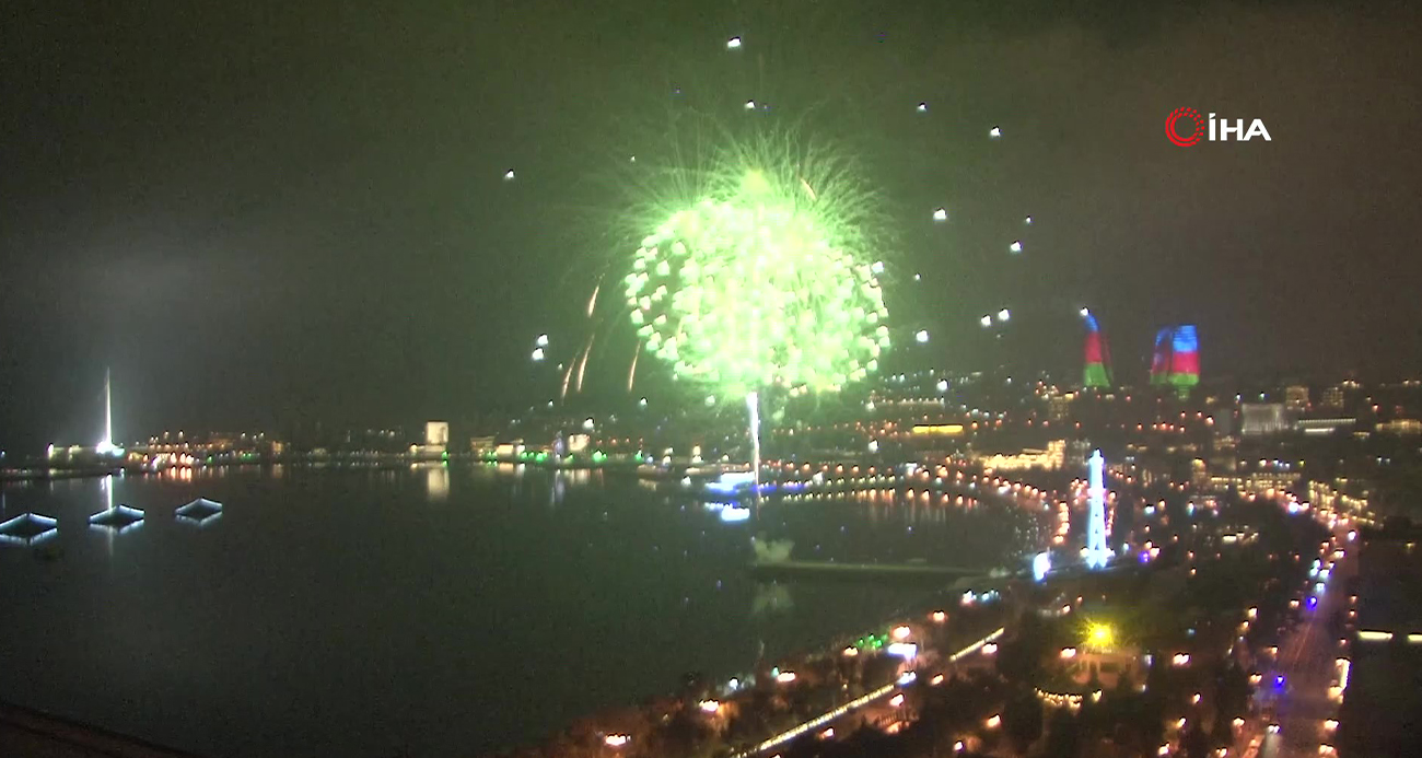 AZERBAYCAN’DA 8 KASIM ZAFER GÜNÜ HAVAİ FİŞEK GÖSTERİLERİ İLE KUTLANDI