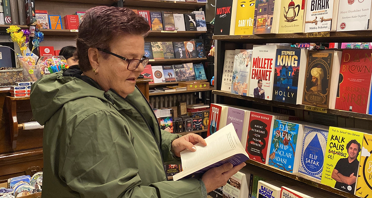 TEK GÖZÜ GÖRMEYEN 66 YAŞINDAKİ KADIN HER GÜN 300 SAYFA KİTAP OKUYOR 