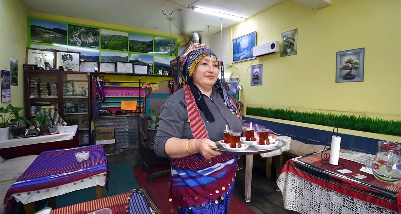 TATİL İÇİN GELDİĞİ YAYLADA ÇAY OCAĞI AÇTI 