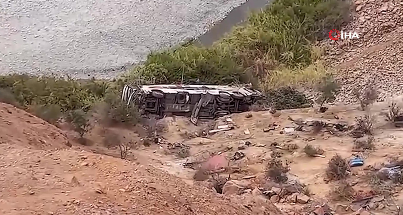 PERU’DA KAMYONETLE ÇARPIŞAN YOLCU OTOBÜSÜ ŞARAMPOLE YUVARLANDI: 37 ÖLÜ, 13 YARALI 