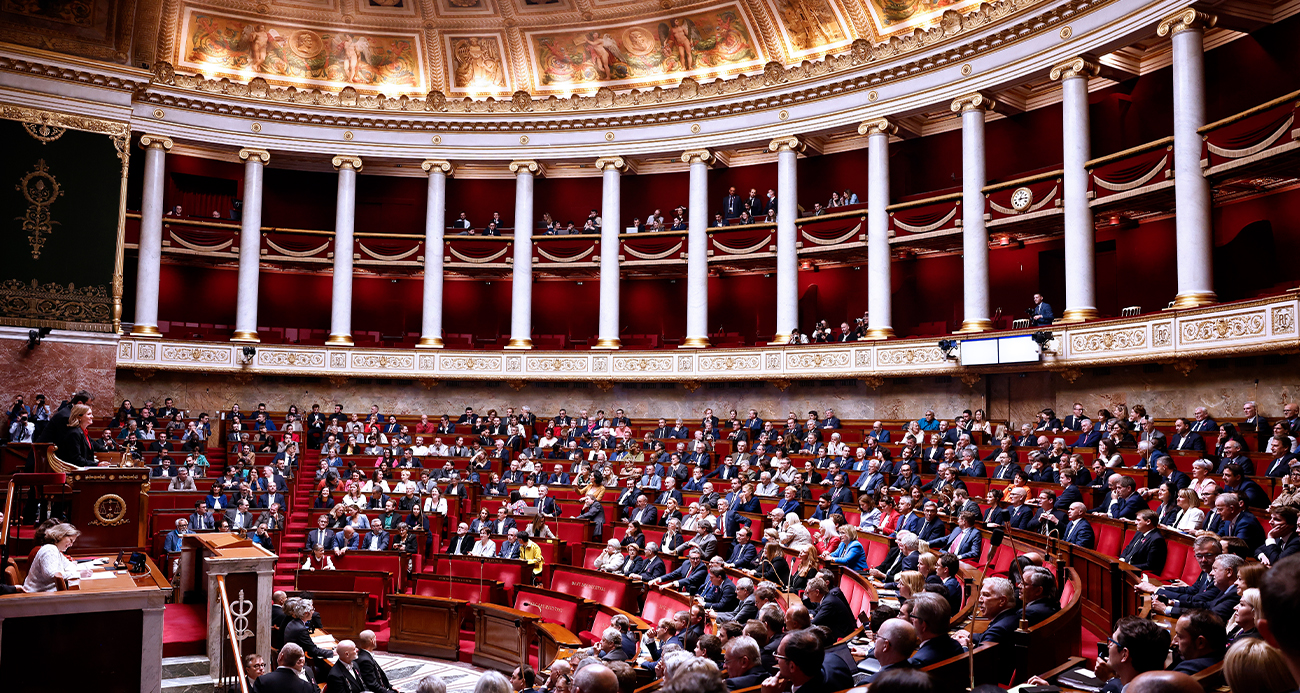 FRANSA’DA TARTIŞMALI EMEKLİLİK REFORMU ASKIYA ALINDI